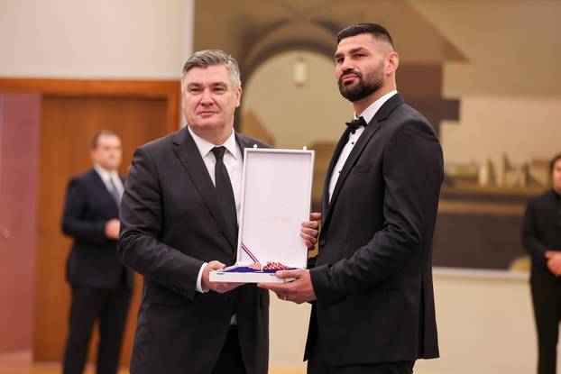 Zagreb: Predsjednik RH Zoran Milanović uručio odlikovanje Red kneza Trpimira s ogrlicom i Danicom Filipu Hrgoviću