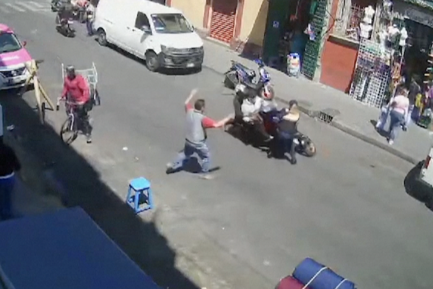 Policajka u Meksiku se bacila na motor lopova u bijegu