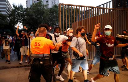 Kaos u Barceloni ne staje! Ljuti navijači probili ogradu stadiona
