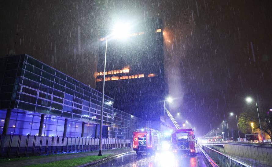 Zagreb: Pozar u Vjesnikovom neboderu
