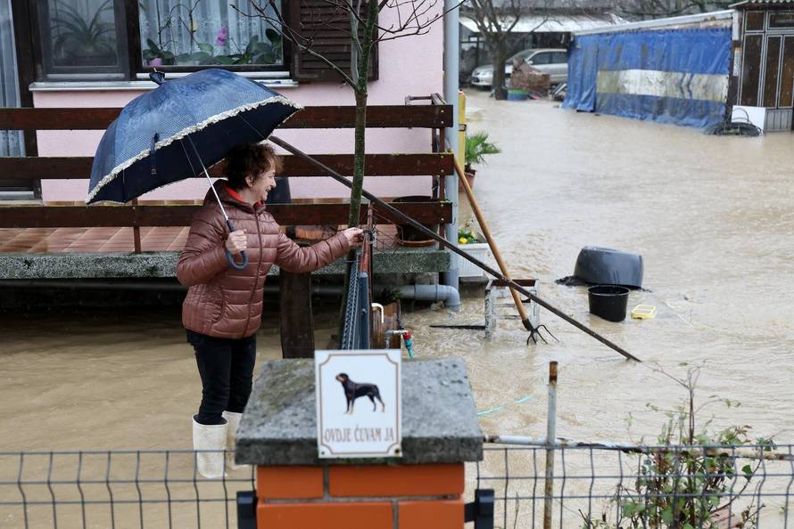Poplava u Orahovici, voda prijeti kućama