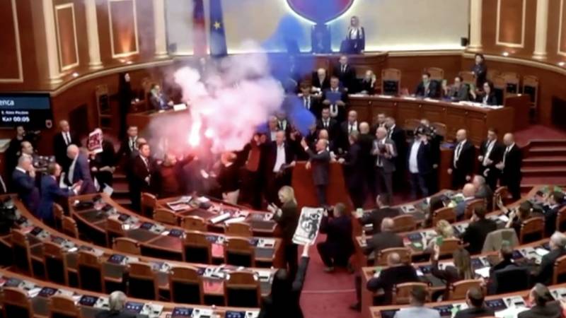 VIDEO Kaos u Albaniji: Oporba palila baklje u parlamentu! A prošlog tjedna su se i mlatili...