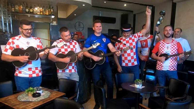 Slavonci zapjevali bećarac za Vatrene: 'Luka, povedi Hrvate, sa peharom nek se kući vrate...'