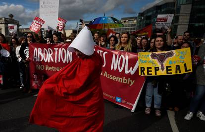 Tisuće ljudi na ulicama Dublina u maršu za pravo na pobačaj