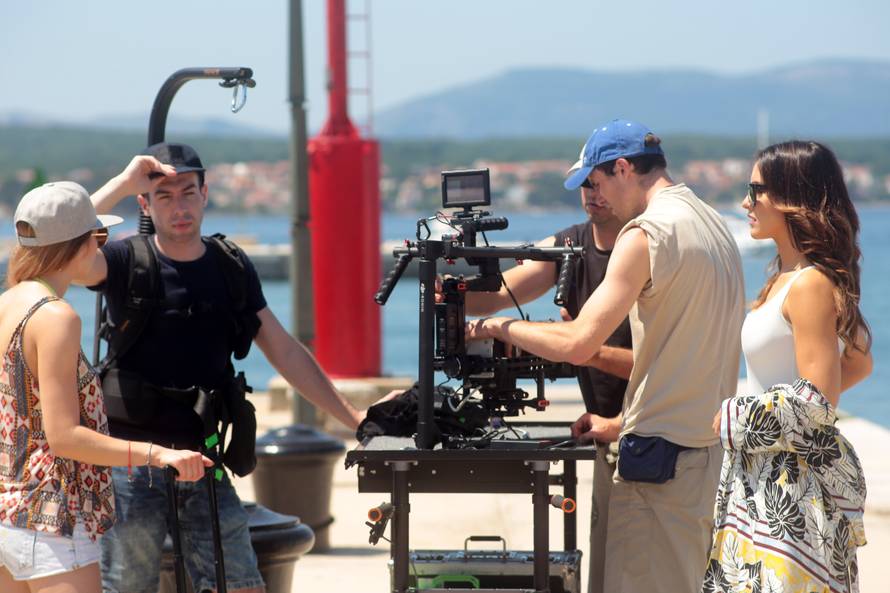 Novi hit: Zavrtjet će vam se  u glavi zbog seksi Lane u badiću