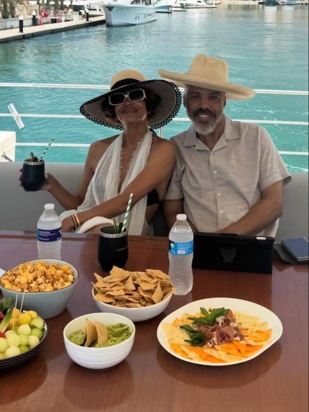 FOTO Ma tko bi joj dao 60? Halle Berry u prozirnoj čipki pokazala svoju vitku figuru
