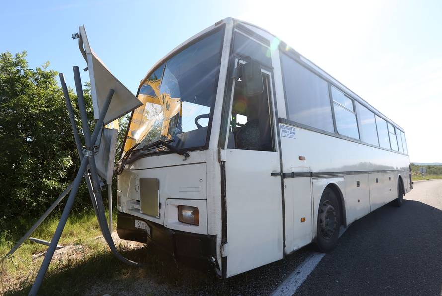 Autobus se zabio u prometni znak, vozača prevezli u bolnicu
