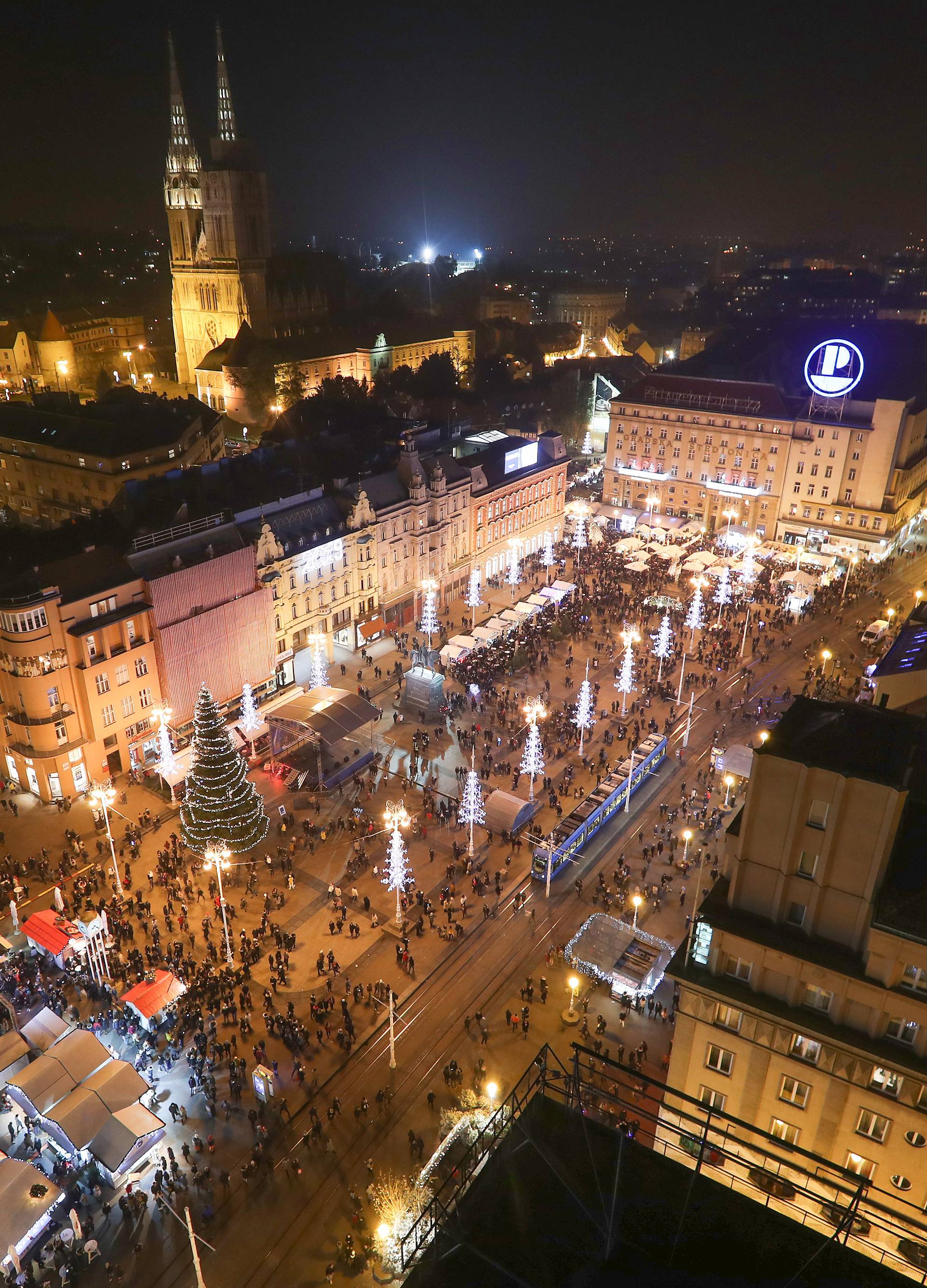 Počeo Advent u Zagrebu: Prva svijeća svijetli na glavnom trgu