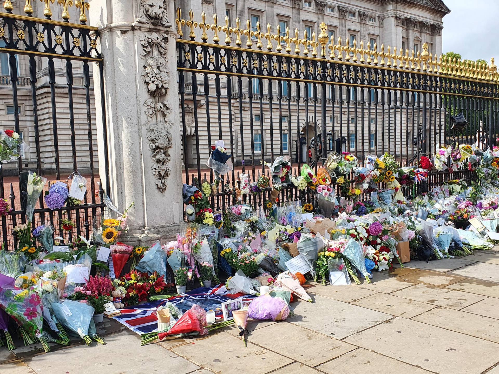 Javila nam se čitateljica ispred Buckinghamske palače: 'Na ulici su gužve, došli smo se oprostiti'