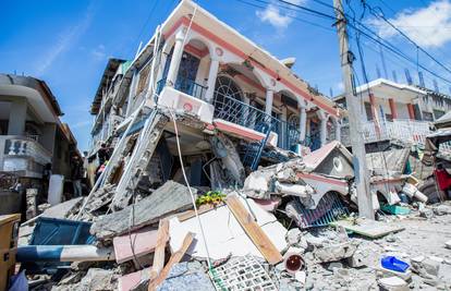Katastrofa na Haitiju: U potresu su najmanje 304 mrtva i 1800 ozlijeđenih, još traže preživjele