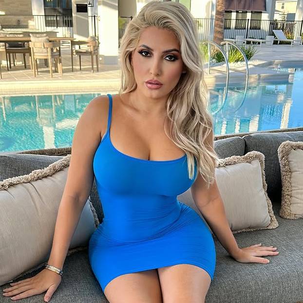 FOTO Uz nju ne trebate darove: Bujna ljepotica zna uklopiti atribute u blagdansku estetiku