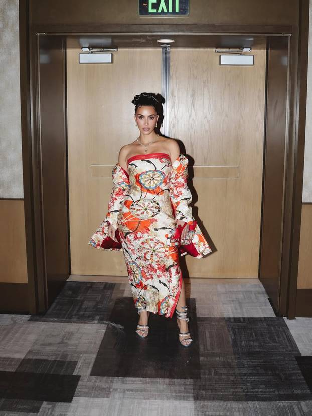 FOTO Kakva kombinacija, Kim! Poslovno sprijeda, a od iza - tanga koja viri. Pogledajte je!