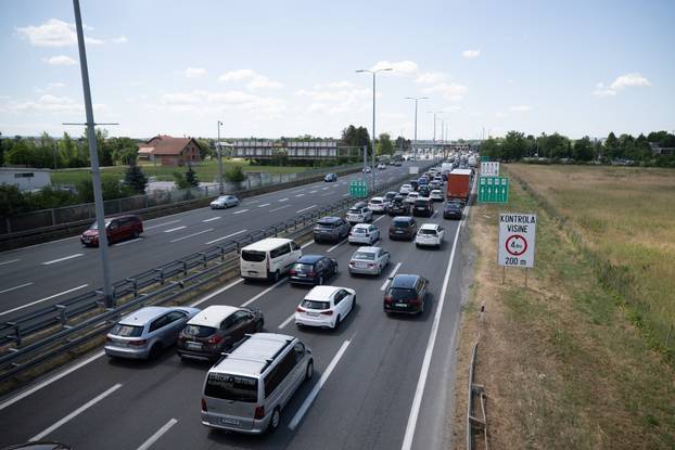 Zagreb: Pojačan promet u smjeru prema moru ispred NP Lučko
