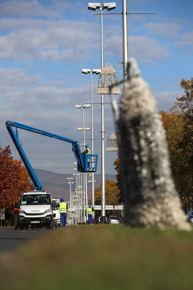 Zagreb: 56 dana do Božića - započelo dekoriranje prometnica