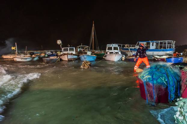 Kaštela: Ciklonalna plima poplavila rivu i okolne ulice