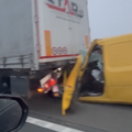 VIDEO Krš i lom na obilaznici: 'Prednji dio kombija je totalno smrskan. Nastale su gužve'