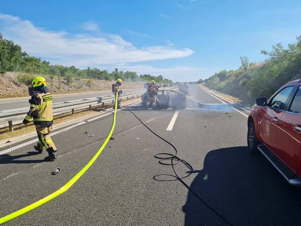 Na Istarskom ipsilonu zapalio se auto: Sumnjaju na tehnički kvar