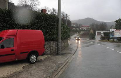 Rijeka: Pijan preticao auto i zaletio se u betonski stup