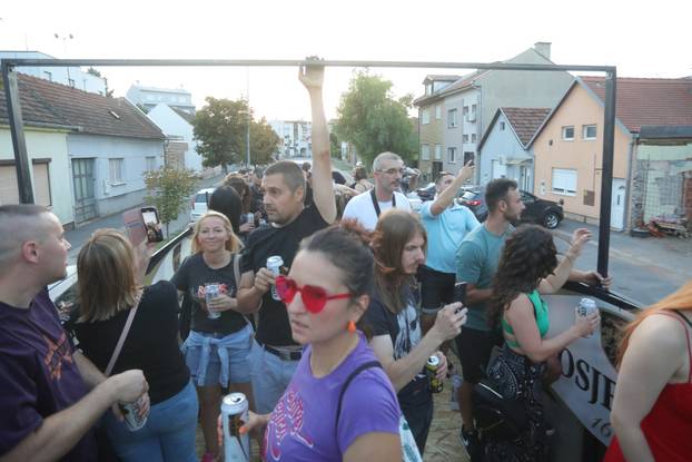 Osijek: Rock bend Echoes zabavljao Osječane na prvom pokretnom koncertu