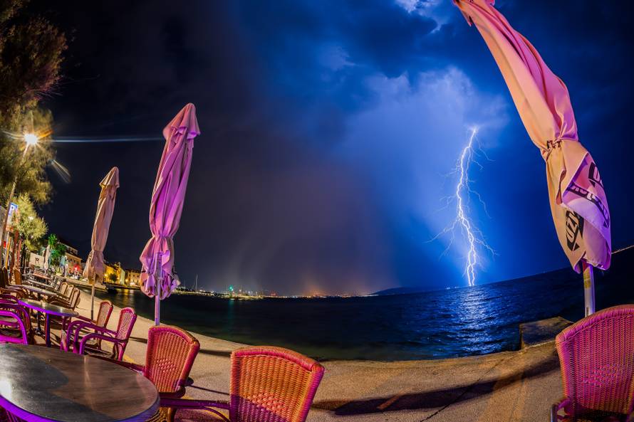 Kastel Stari - Olujno nevrijeme tjekom noći zahvatilo je šire Splitsko područje. 