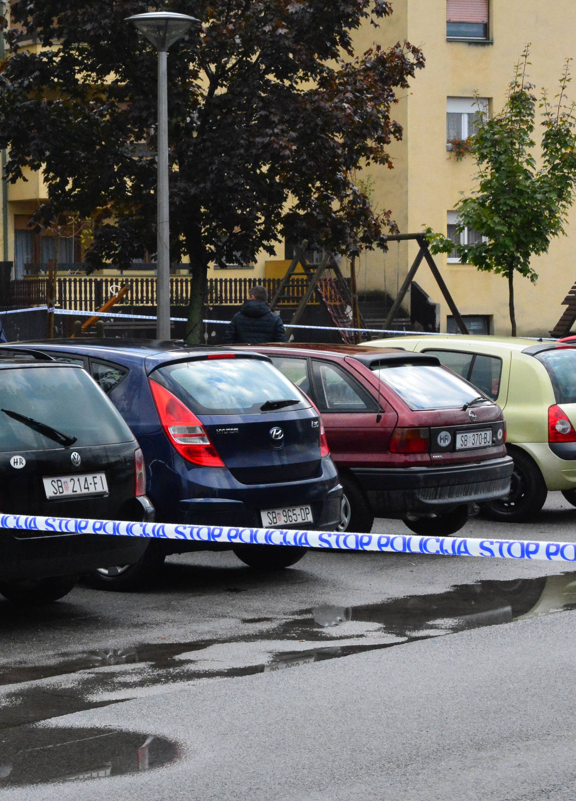 Bacio bombu ispred zgrade: Oštećeno nekoliko automobila