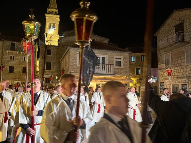 FOTO Procesija 'Za križen' na Hvaru okupila brojne vjernike