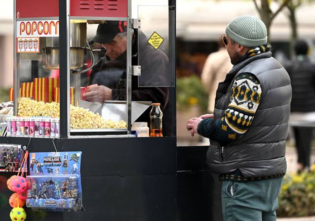 Zagreb: Luka Grubišić u šetnji gradom svratio kupiti kikiriki