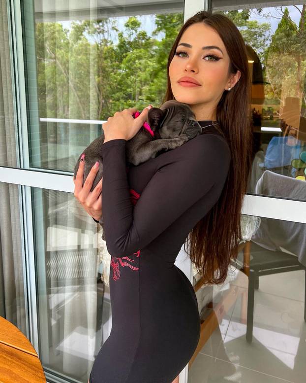 FOTO Lijepa Claudia iz Brazila nevjerojatno sliči Megan Fox, a prati je osam milijuna ljudi