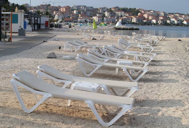 Plaža u Okrugu Gornjem prije samo nekoliko dana bila je puna turista