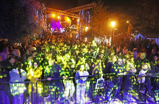 Šibenik: Šibenska Adventura zapo?ela koncertom Parnog valjka u perivoju Roberta Visianija