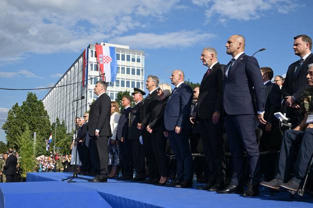 Zagreb: Uzvanici iz lože prate svečani vojni mimohod u povodu 30. obljetnice VRO Oluja