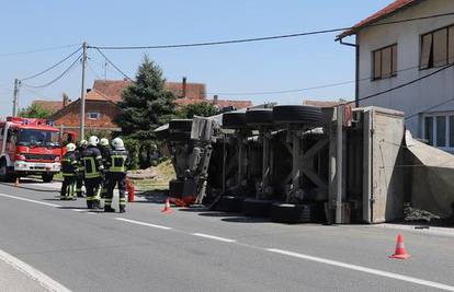 Prevrnuo se kamion kod Koprivnice, zakačio rasvjetni stup, prometni znak i ogradu