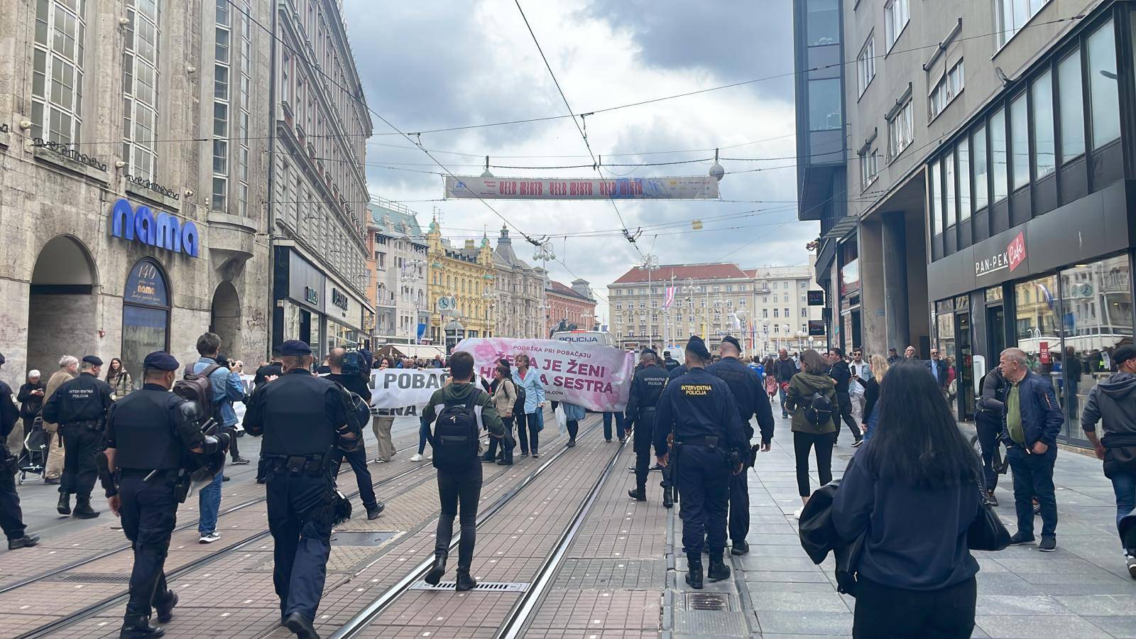 Pogledajte kako policija odnosi žene, blokirale su Hod za život