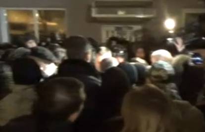 Stotine prosvjednika žele ući u predsjednikov ured u Kijevu?
