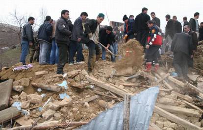U potresu od 6,2 stupnja u Turskoj poginulo 57 ljudi