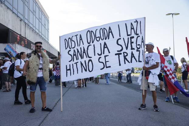 Zagreb: Okupljanje prosvjednika Hodaj za Liku, hodaj za Hrvatsku