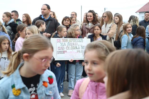 Zagreb: Roditelji O&Scaron; Dragono&zcaron;ec organizirali novi mirni prosvjed