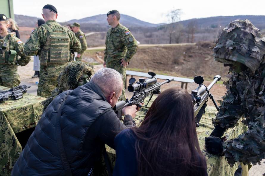 Svečana prisega ročnika na temeljnom vojnom osposobljavanju u Slunju