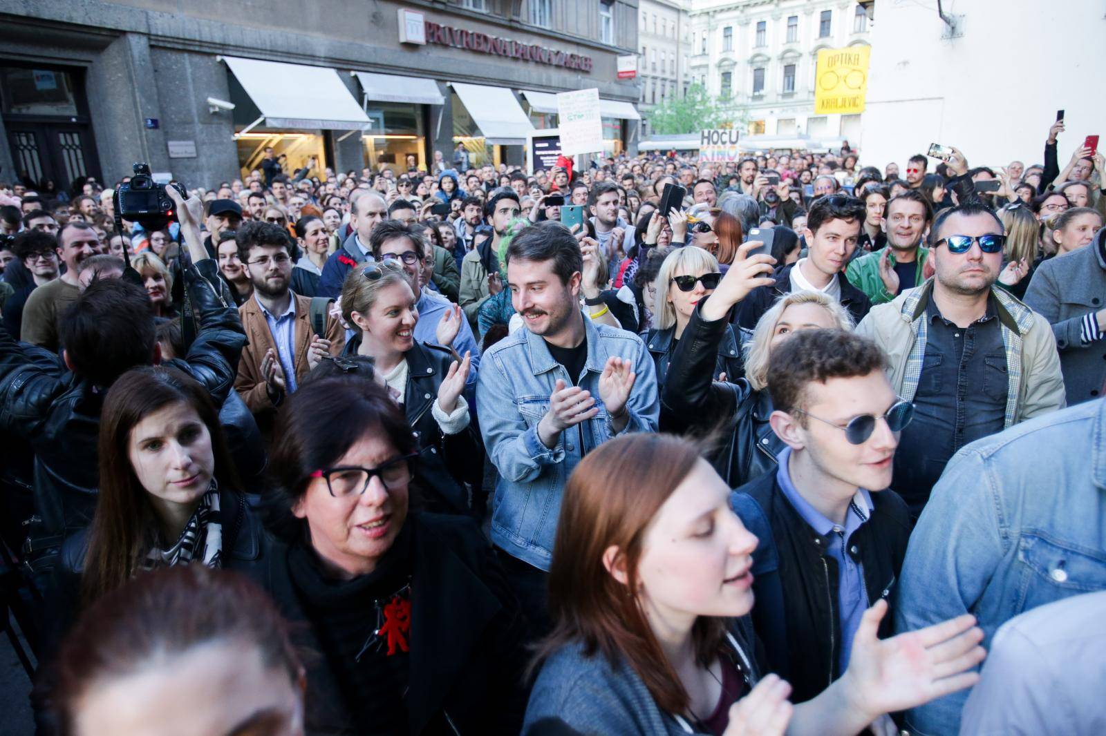 Zagreb: PoÄelo okupljanje graÄana u znak podrÅ¡ke Kinu Europa