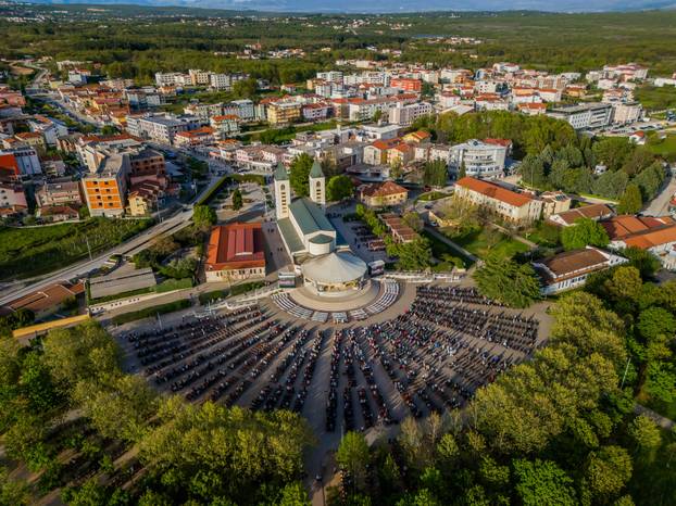 Međugorje: Poslijepodnevna misa ispred crkve sv. Jakova na Uskrs