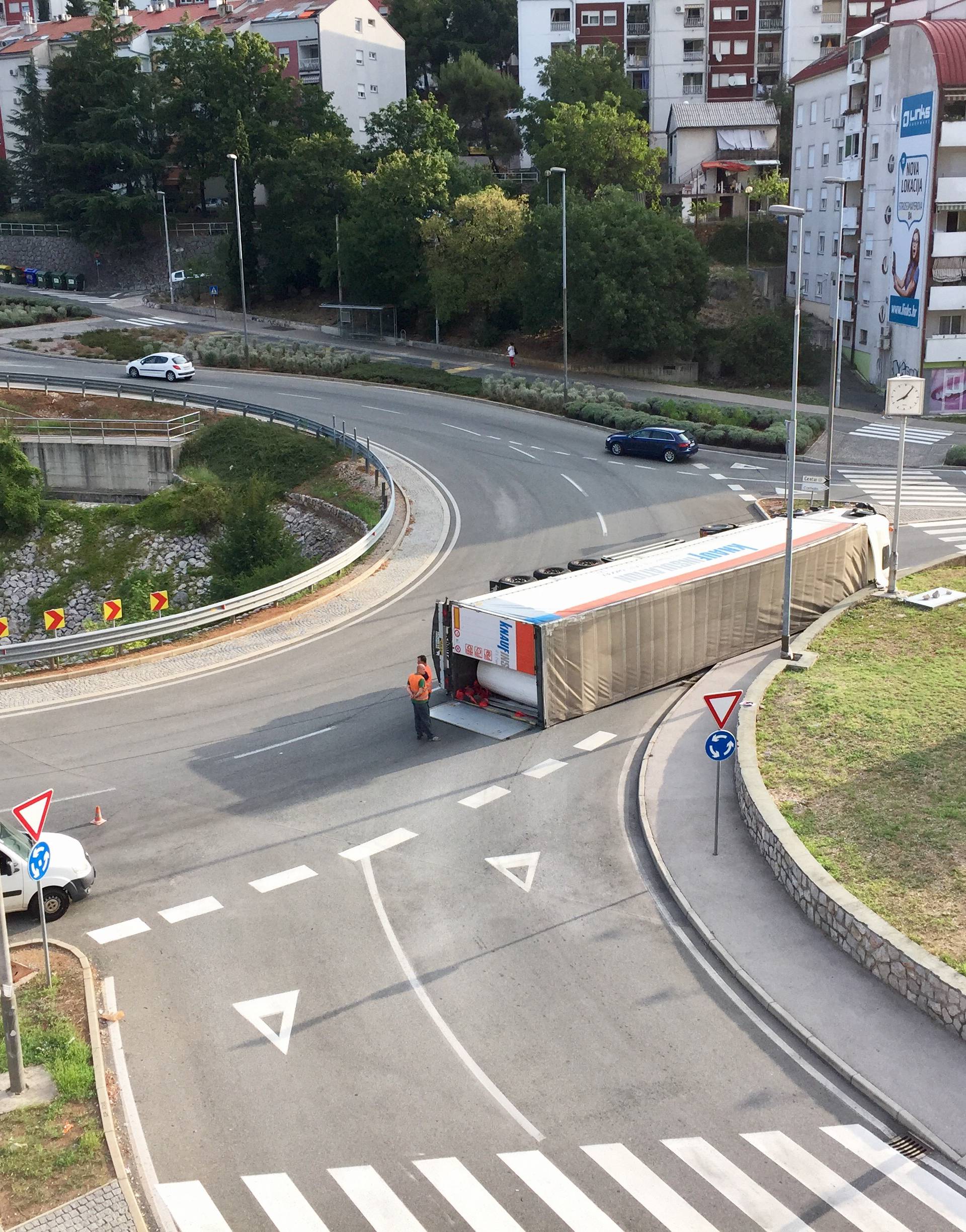 Šleper se prevrnuo na kružnom toku, srećom nema ozlijeđenih