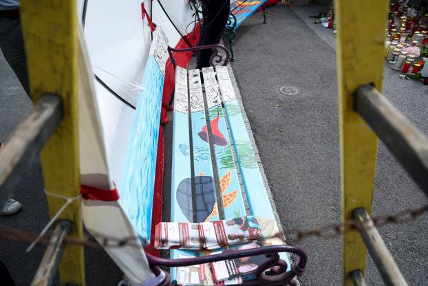 Graz: Dan nakon pokolja u školi brojni građani i učenici polažu cvijeće i pale svijeće za ubijene