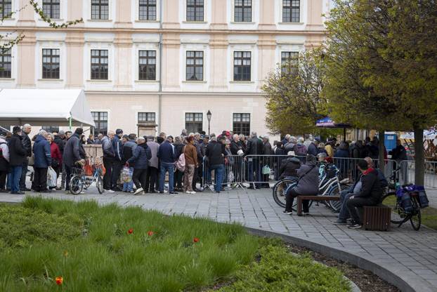 Osijek: Tradicionalna podjela blagdanskog fiš paprikaša na Trgu Svetog Trojstva