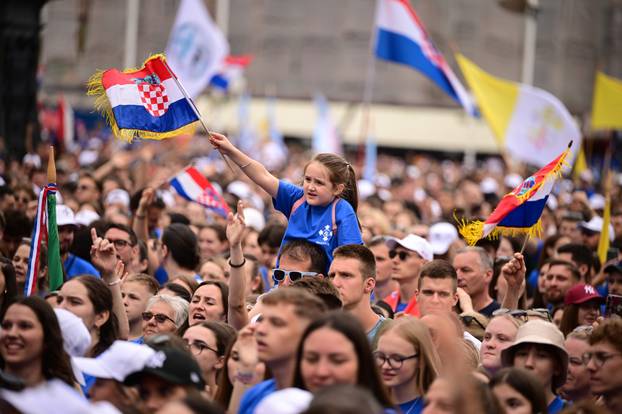 Zagreb: Dolazak hodočasnika Antunovskog hoda na Trg bana Josipa Jelačića