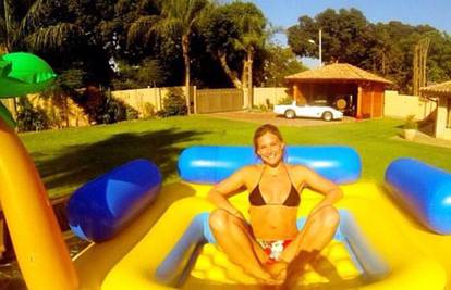 Poput velikog djeteta: Bar se kupa u žutom bazenu u Izraelu