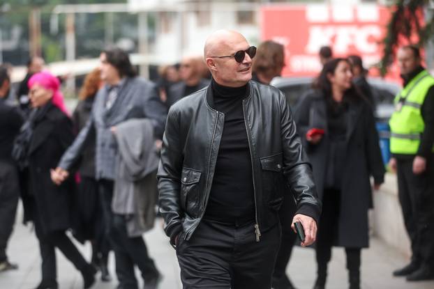 Sarajevo: Dolazak uzvanika na komemoraciju za Halida Bešlića u Narodno pozorište