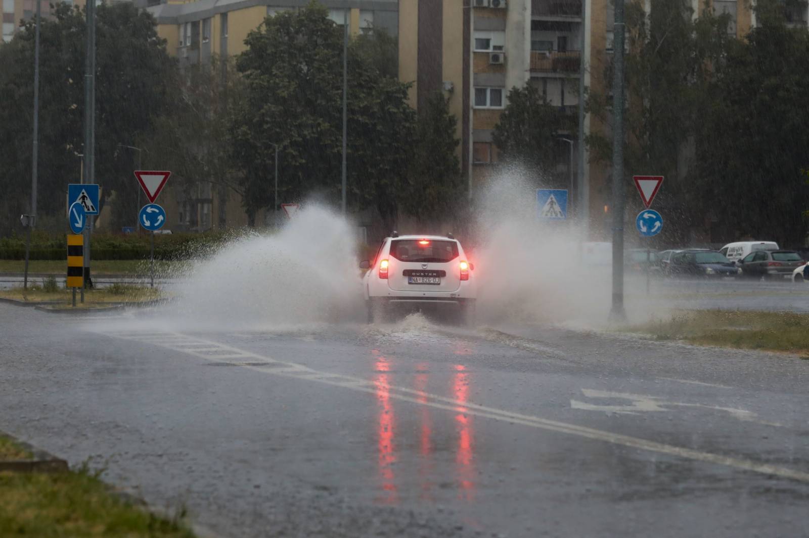 Nevrijeme u Osijeku prouzročilo zastoj tramvaja, kolnici potopljeni