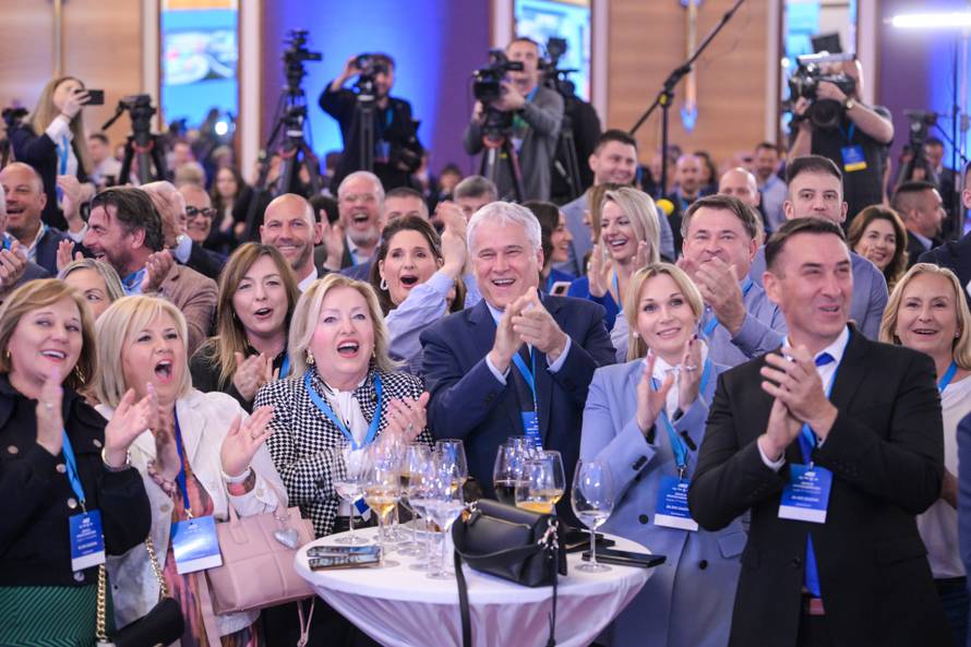Zagreb: Slavlje u stožeru HDZ nakon prvih privremenih rezultata