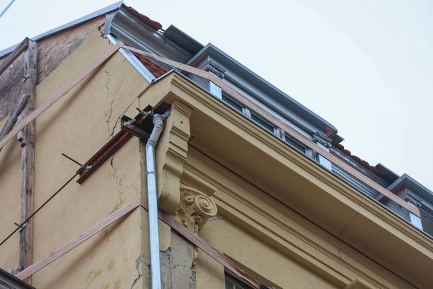 Nevjerojatna scena u centru Zagreba, gurtna još uvijek drži zgradu oštećenu u potresu