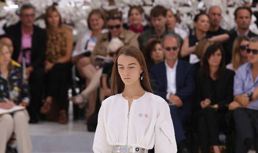 Raf Simons za Dior: Francuski chic zavijen u modnu prošlost